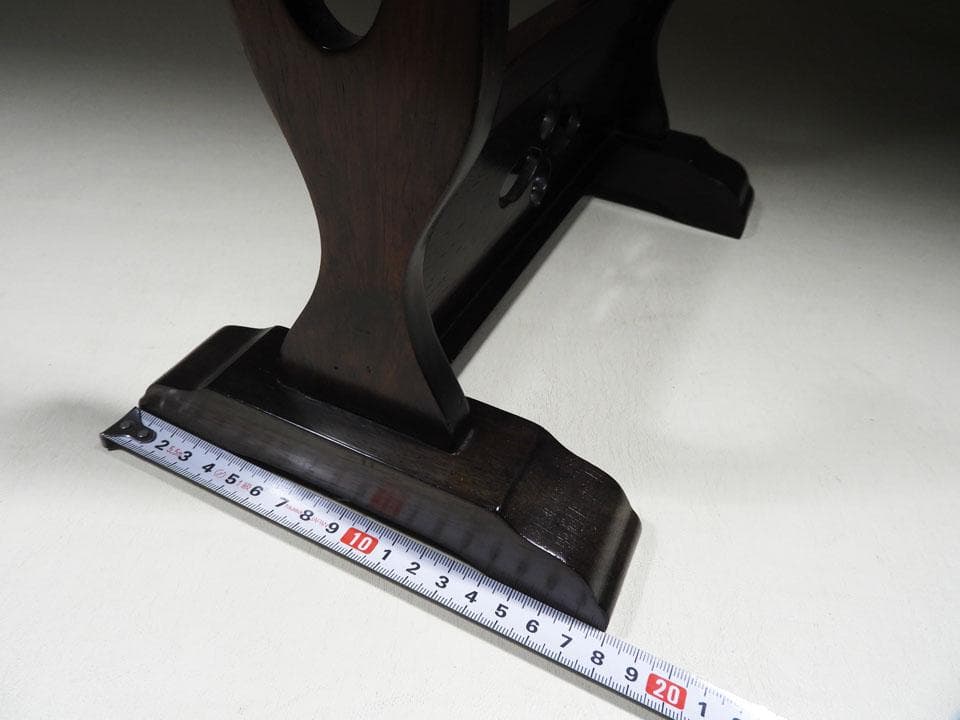 ●①小さい刀掛け 短刀用 二刀掛け 小振り 透かし紋 高さ27㎝ 幅30㎝程度