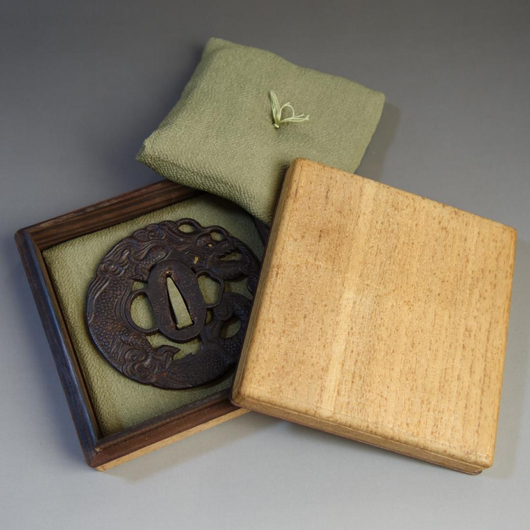 【 在銘 越前住記内 雲龍透鍔 】(鍔箱・布団付) 鍔 鐔 刀装具 武具 骨董