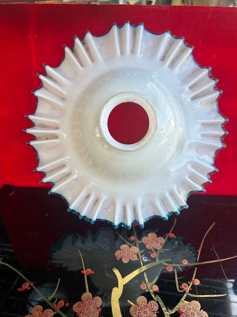 古い電笠乳白いフリルデザインのガラス製装飾品