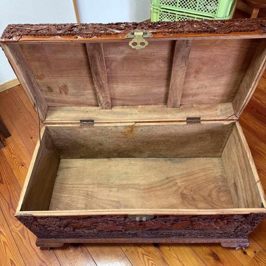 中国美術　アンティーク　木彫り衣装箱　家具　李朝　買取品　ディスプレー