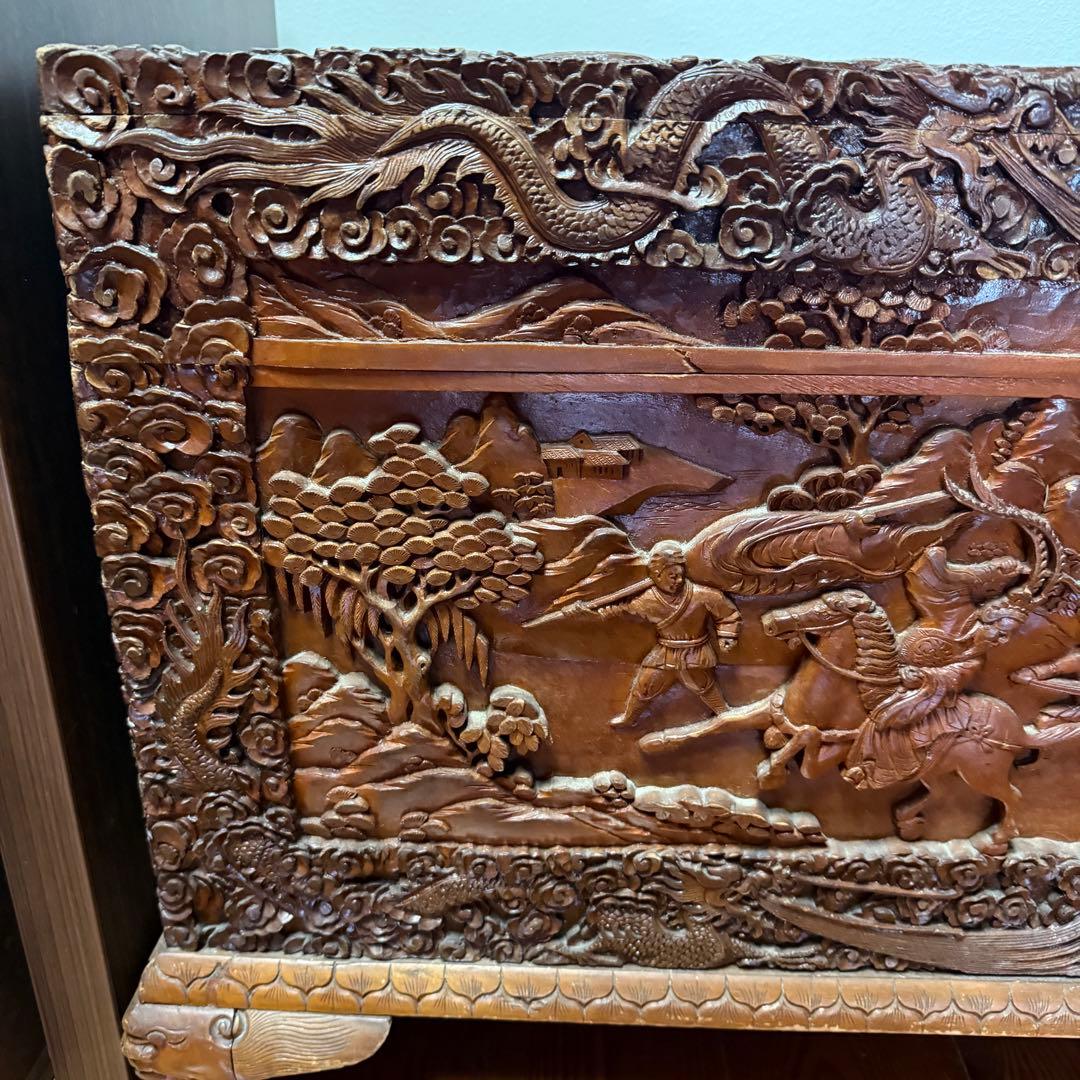 中国美術　アンティーク　木彫り衣装箱　家具　李朝　買取品　ディスプレー