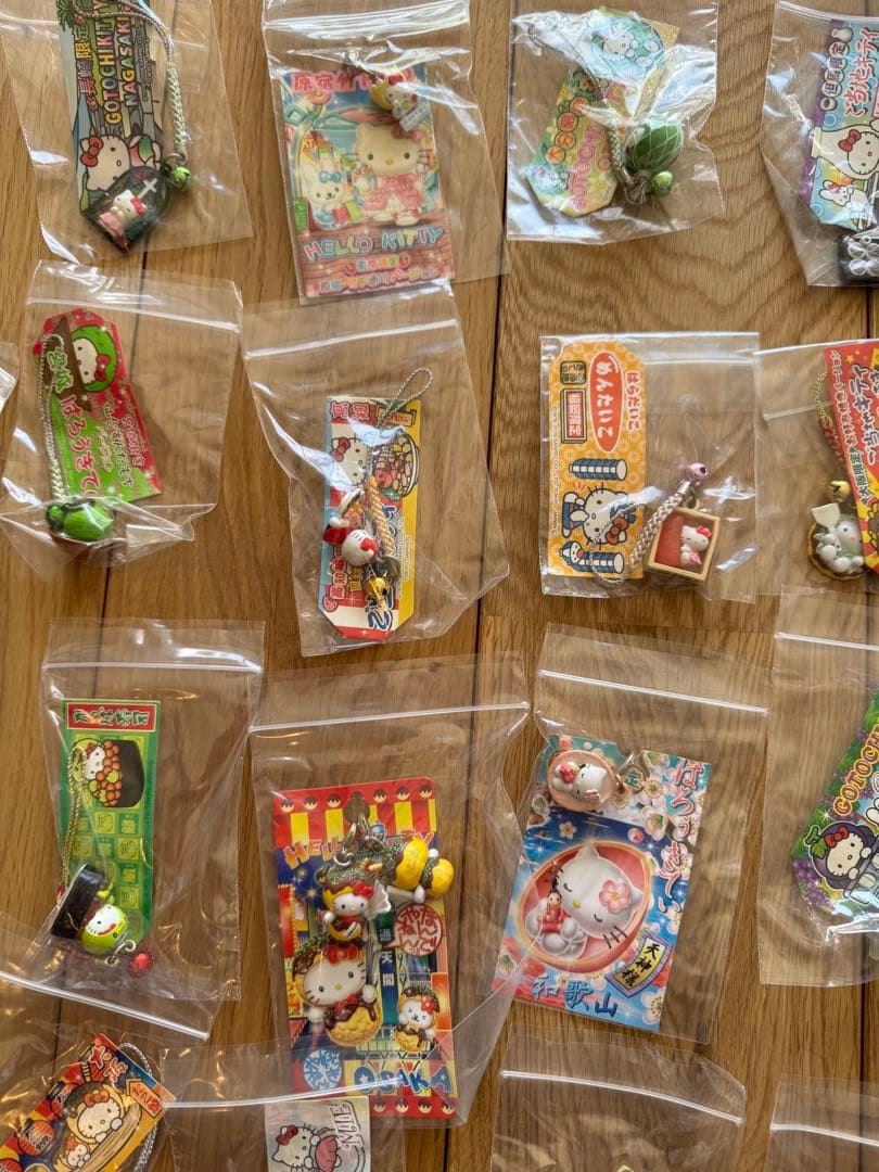 ハローキティーご当地ストラップ 121個セット まとめ売り(バラ売り不可)