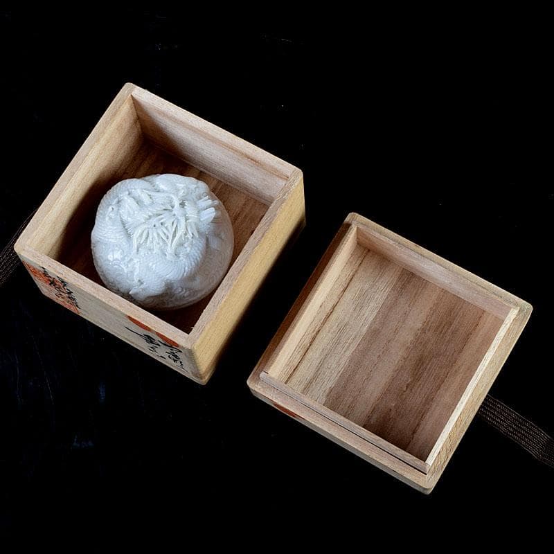 茶道具　平戸焼　十五代　中里茂右ェ門作　白磁雲龍彫　香合　共布共箱　V　8911