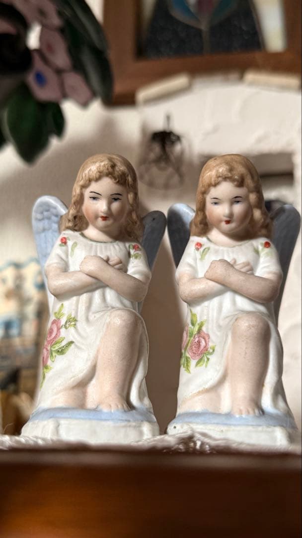 小さなフランス製磁器の双子のエンジェル像