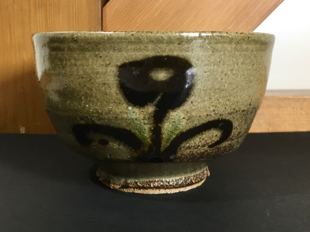 ○【丸田正美】茶碗　黒牟田焼　伊羅保唐草文　共箱　茶道具