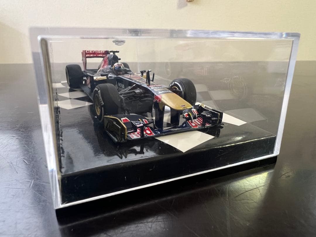 F1 TORO ROSSO STR8ダニエルリカルド直筆サイン入り