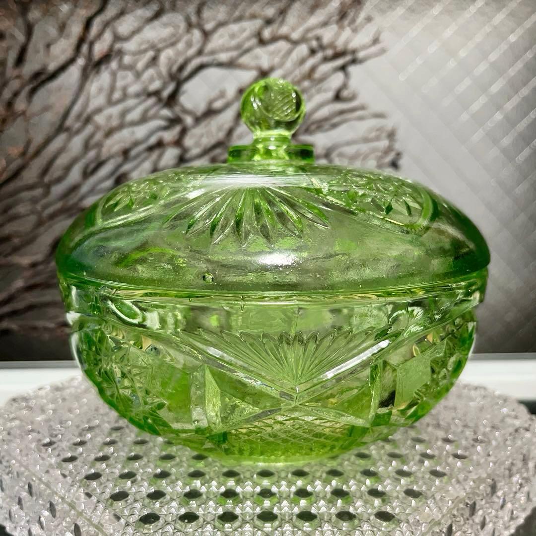 骨董　時代プレスガラス　ライムグリーン　切子調　菓子器　ボンボン入れ　　ウラン