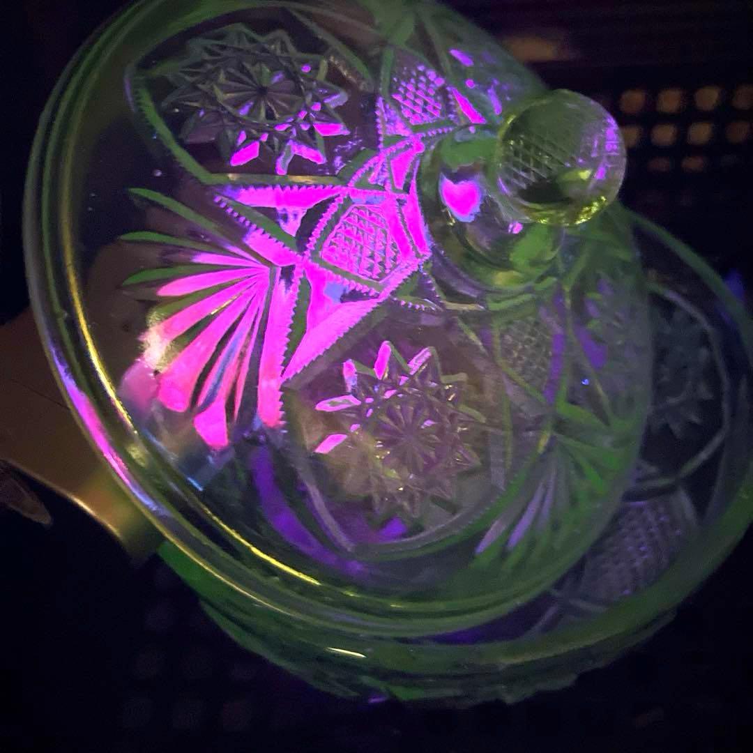 骨董　時代プレスガラス　ライムグリーン　切子調　菓子器　ボンボン入れ　　ウラン