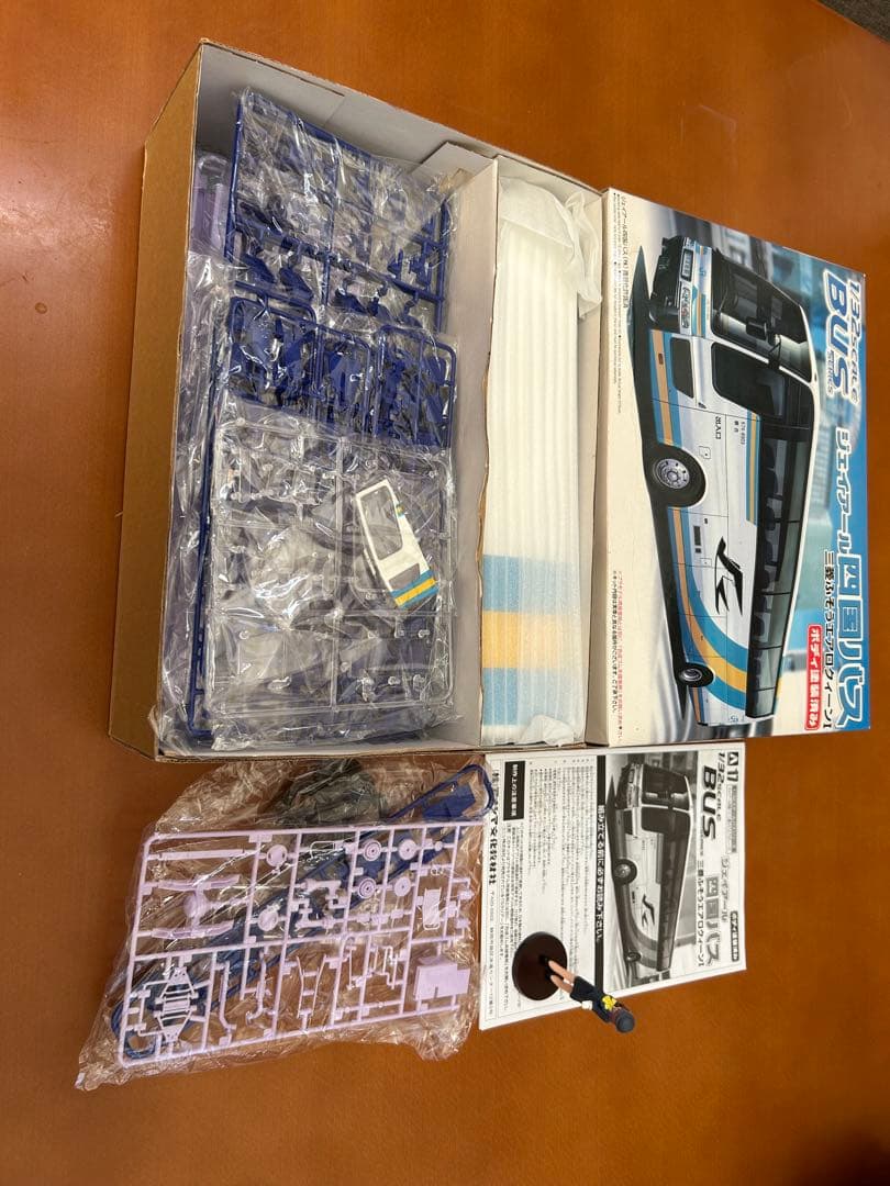 1/32 ジェイアール四国バス プラモデルボディ塗装済　+バスガールおまけ