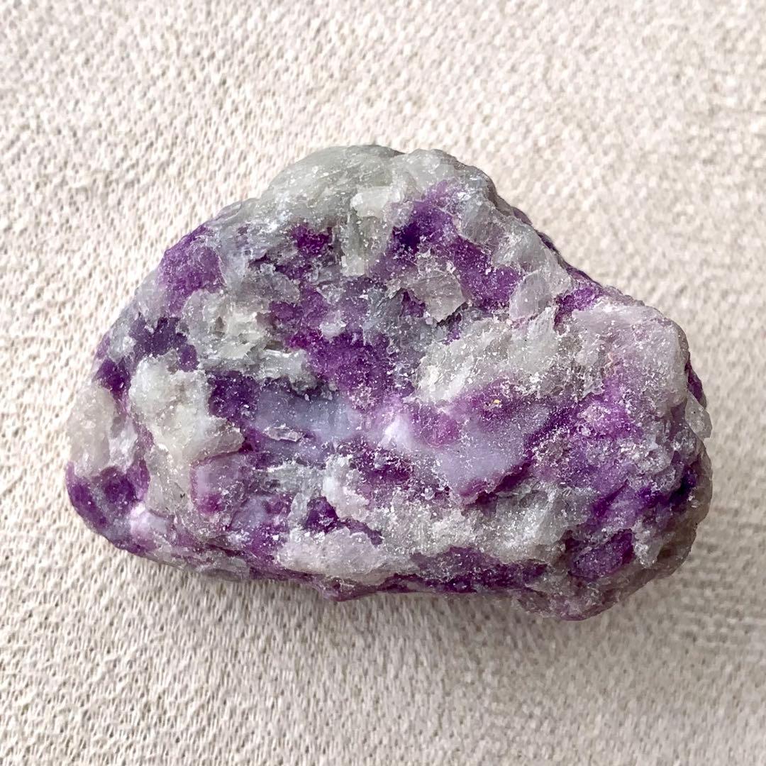 ハックマナイト原石F/鉱物標本/つぶつぶ藤色