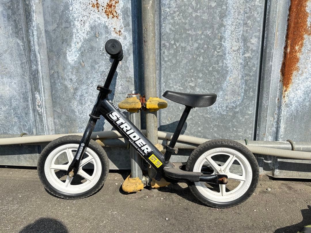 ストライター　STRIDER バランスバイク 黒/白