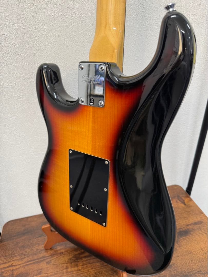 Squier ストラトキャスター サンバースト/ピックガードブラック