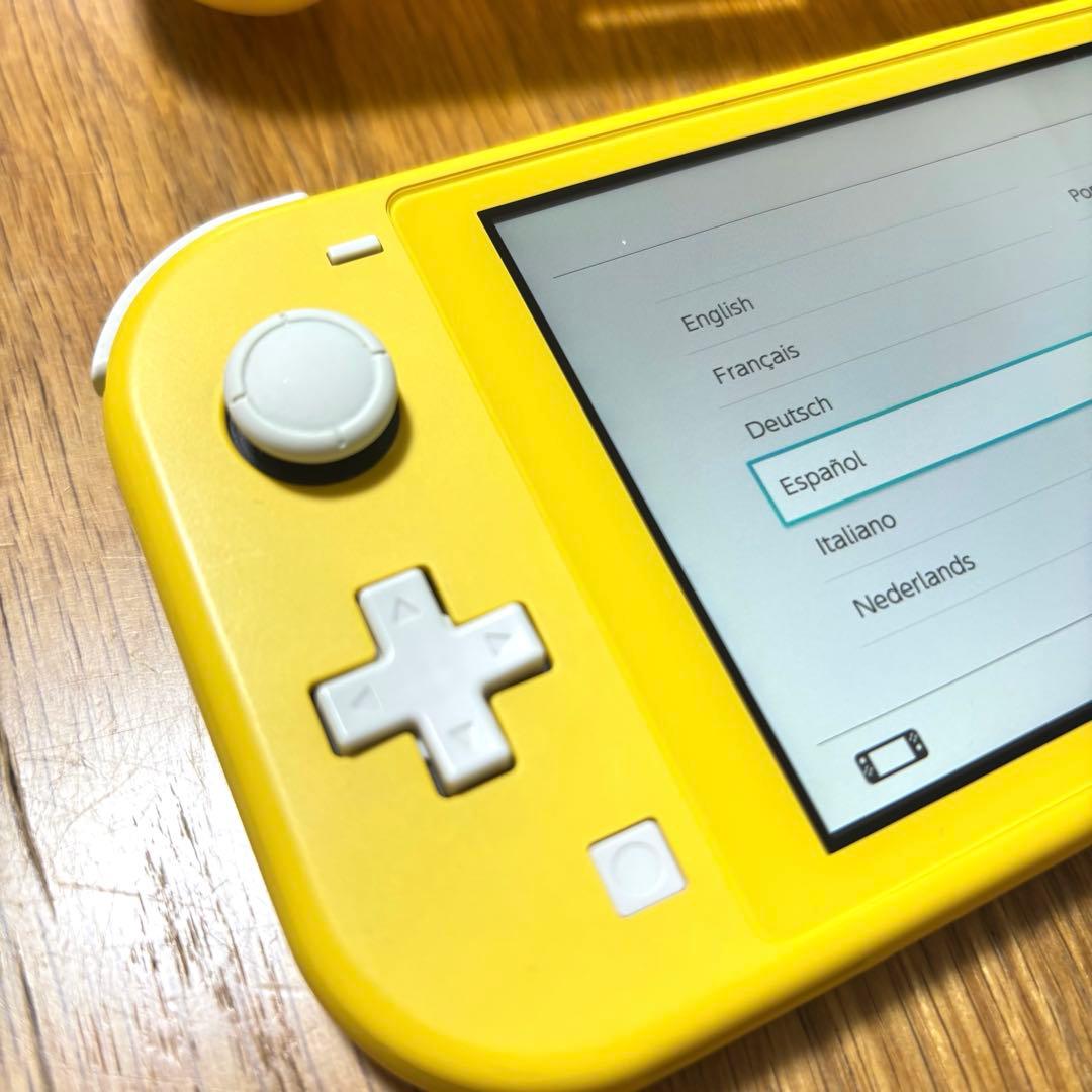 任天堂　Switch Lite イエロー　シリコンカバー付き　付属品なし