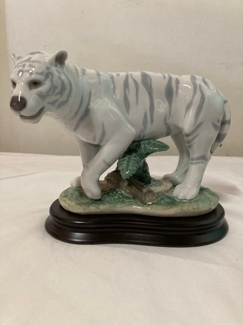 リヤドロ　ホワイトタイガー 陶器　置物