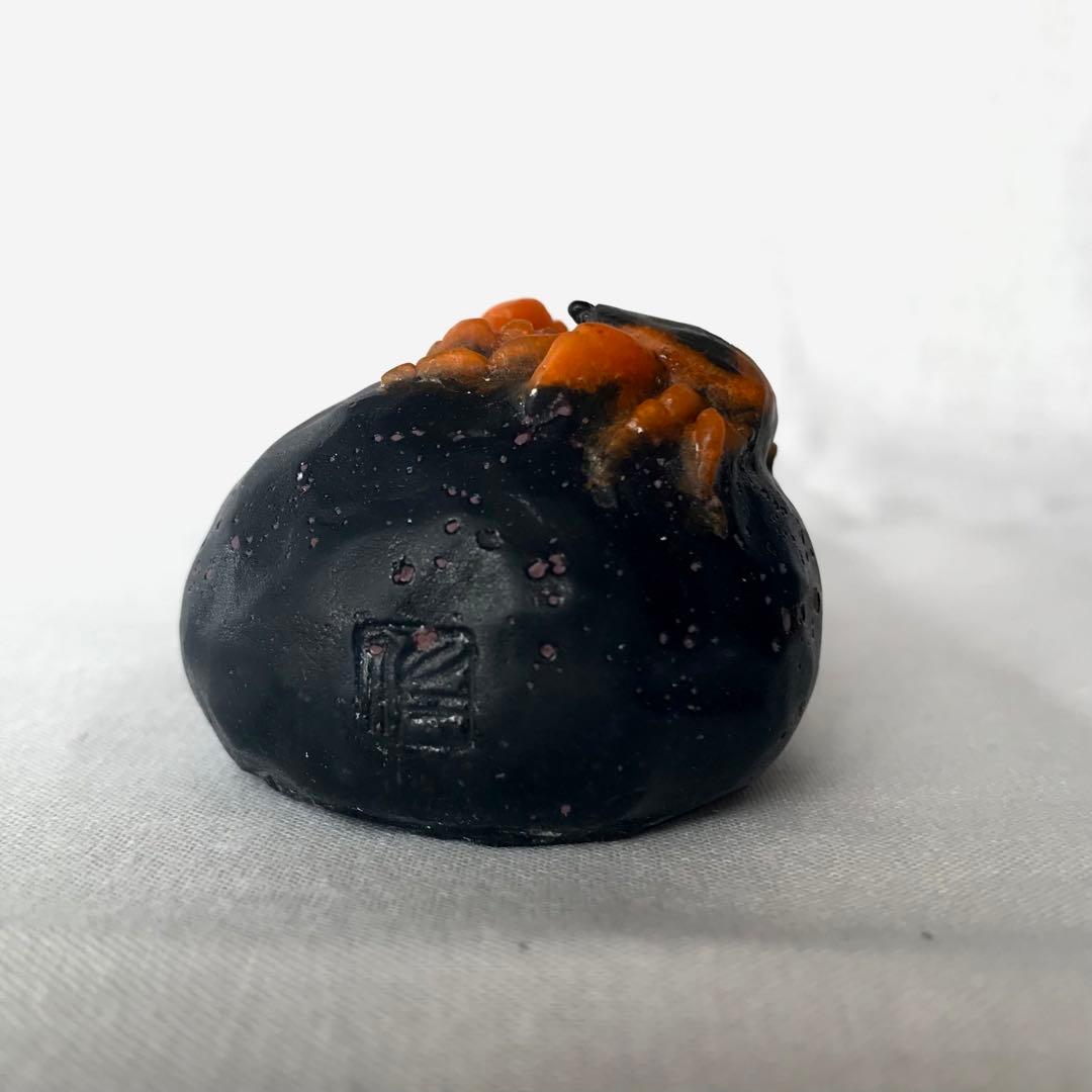 「岩に凝っとする沢蟹」　置物　ペーパーウェイト　パートドヴェール