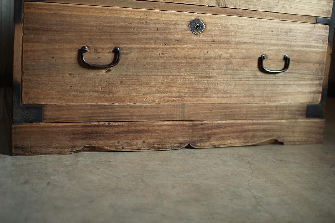 古く味のある木製の引き出し2段　チェスト　桐箪笥　タンス　古家具　古民家