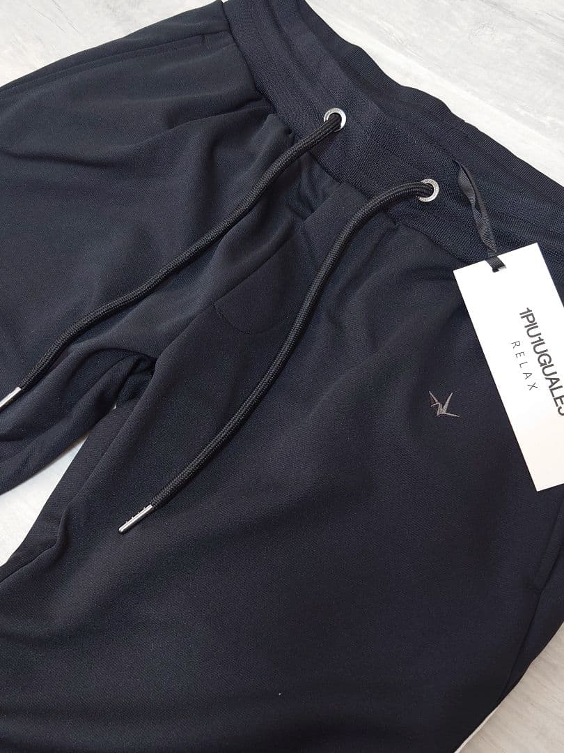 新品Lサイズ セットアップ ラインロゴ ウノピゥウノウグァーレトレ リラックス