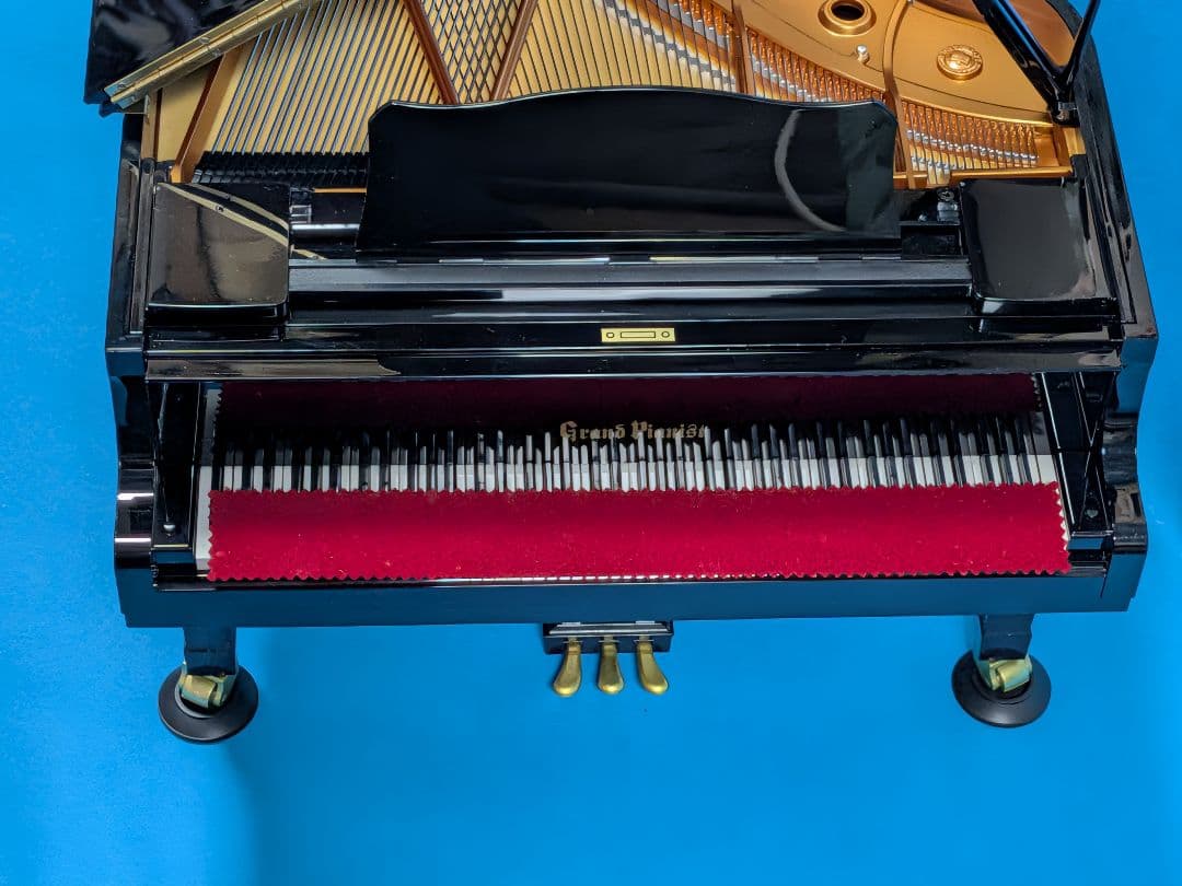 黒のグランドピアノと椅子