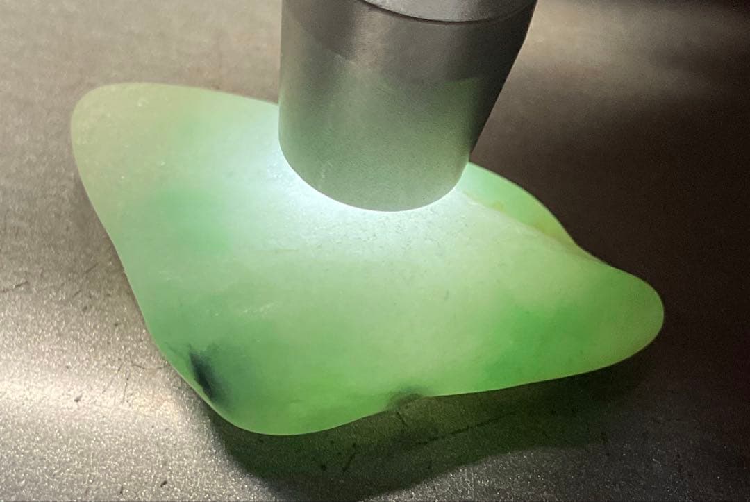 ［宝石質　薄緑色の海石］　糸魚川翡翠海石8g ヒスイ　ひすい