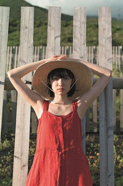 直筆サイン入り 1st 小宮山莉渚 写真集『少女果実』｜サイン本
