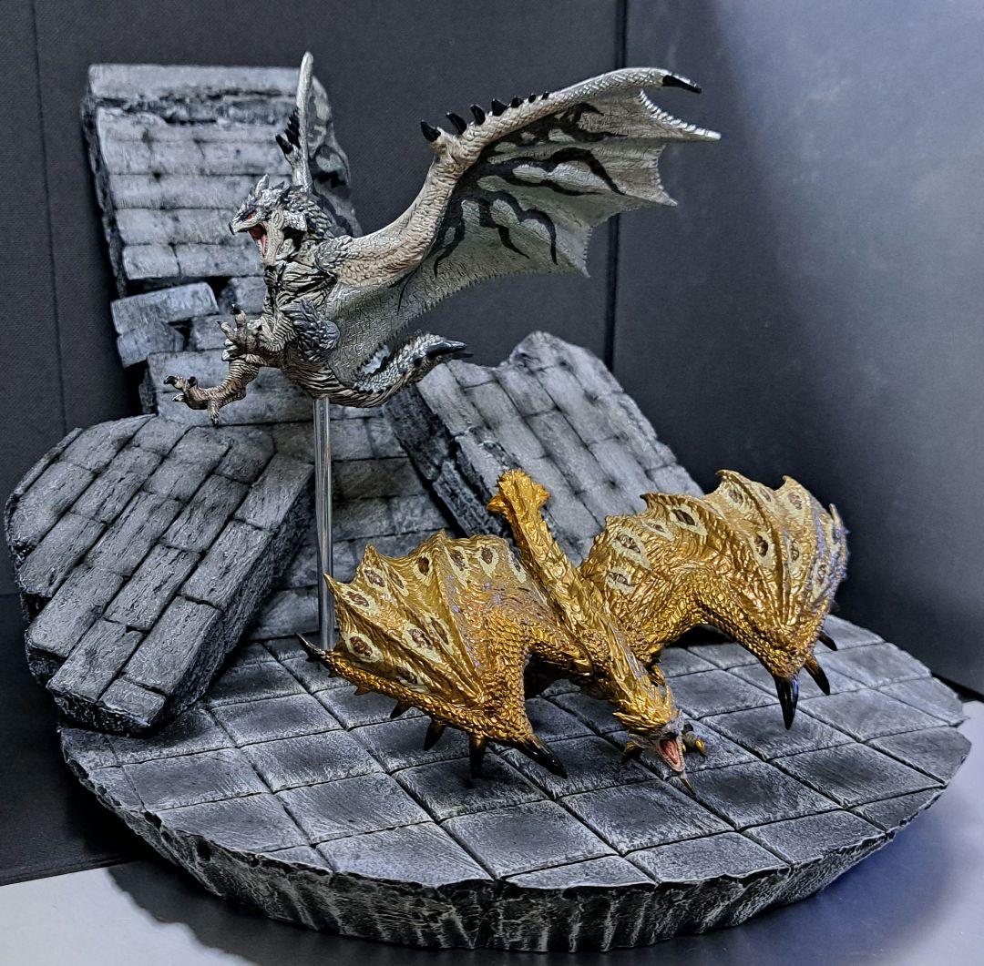 モンハン　リオレウス希少種&リオレイア希少種　フィギュア　+　ジオラマ台座