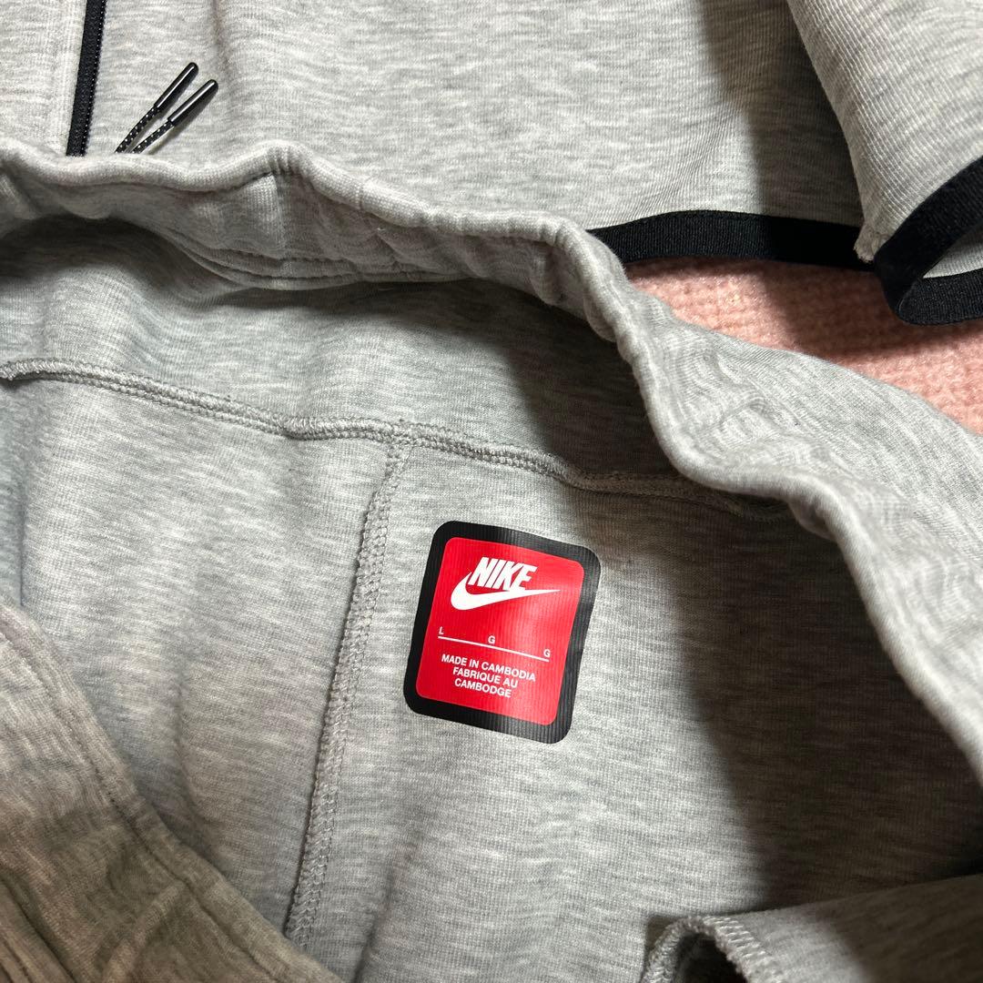 Nike テックフリース　上下セット パーカーM ズボンLサイズ。