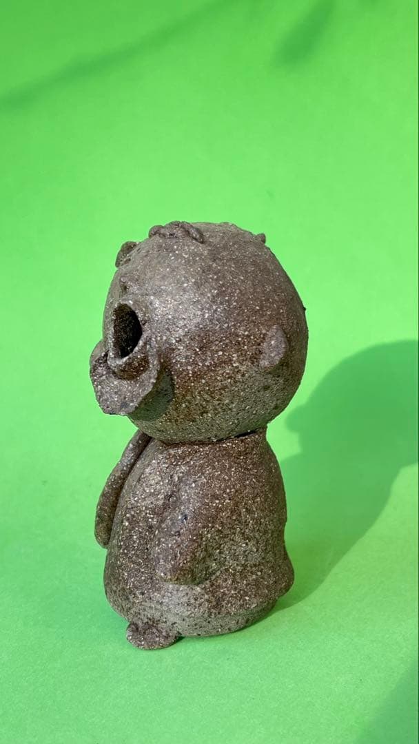 村長自画像　陶器製の口を開けた人形 約10cm カケ有り