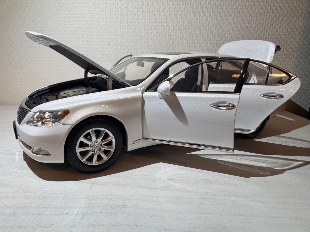 NOREV Lexus LS 460 1/18 ホワイト