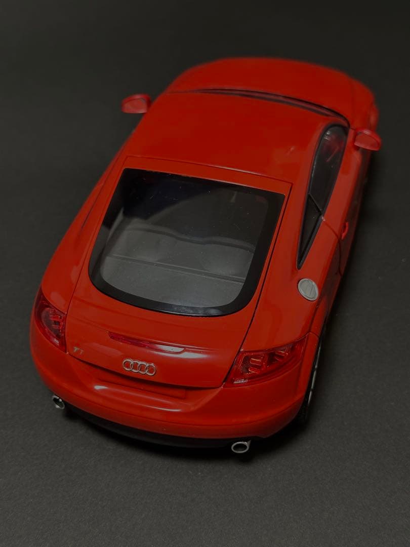 Audi TT ミニカー 赤　箱入り　1/18 MINICHAMPS