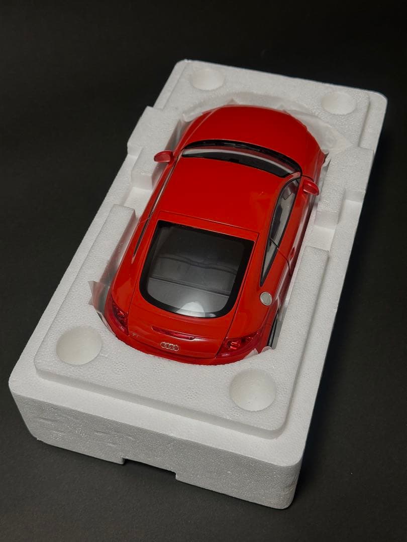Audi TT ミニカー 赤　箱入り　1/18 MINICHAMPS