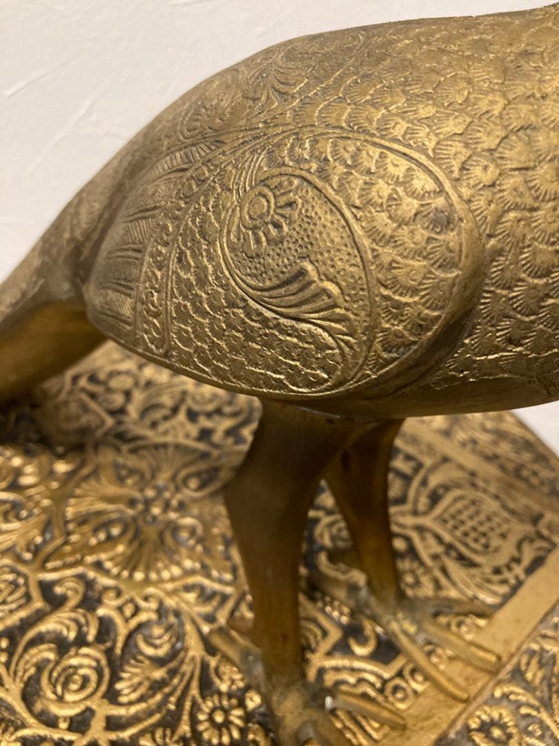 ブラス、真鍮製 孔雀の彫刻