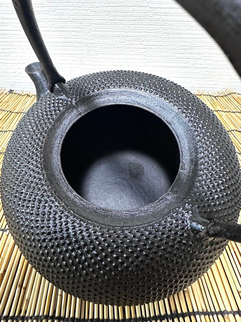 未使用、保管品　南部伝統工芸士 及川寛治作　１５型姥口アラレ　南部鉄瓶　南部鉄器