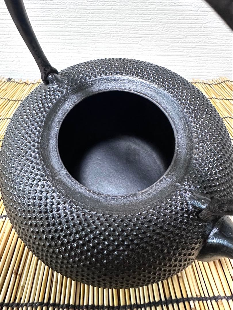 未使用、保管品　南部伝統工芸士 及川寛治作　１５型姥口アラレ　南部鉄瓶　南部鉄器