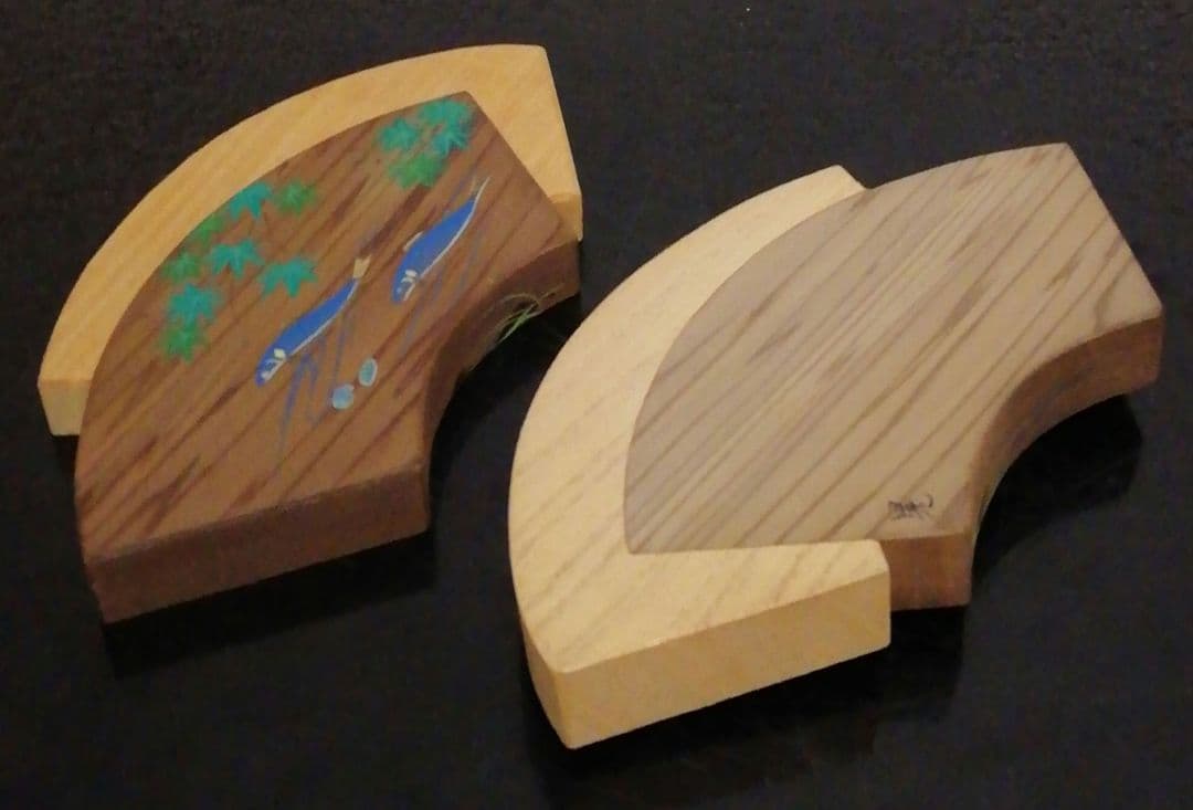 清水晃樹作　加州工芸　神代杉　清流魚絵　扇面　香合　共箱　栞付　茶道具