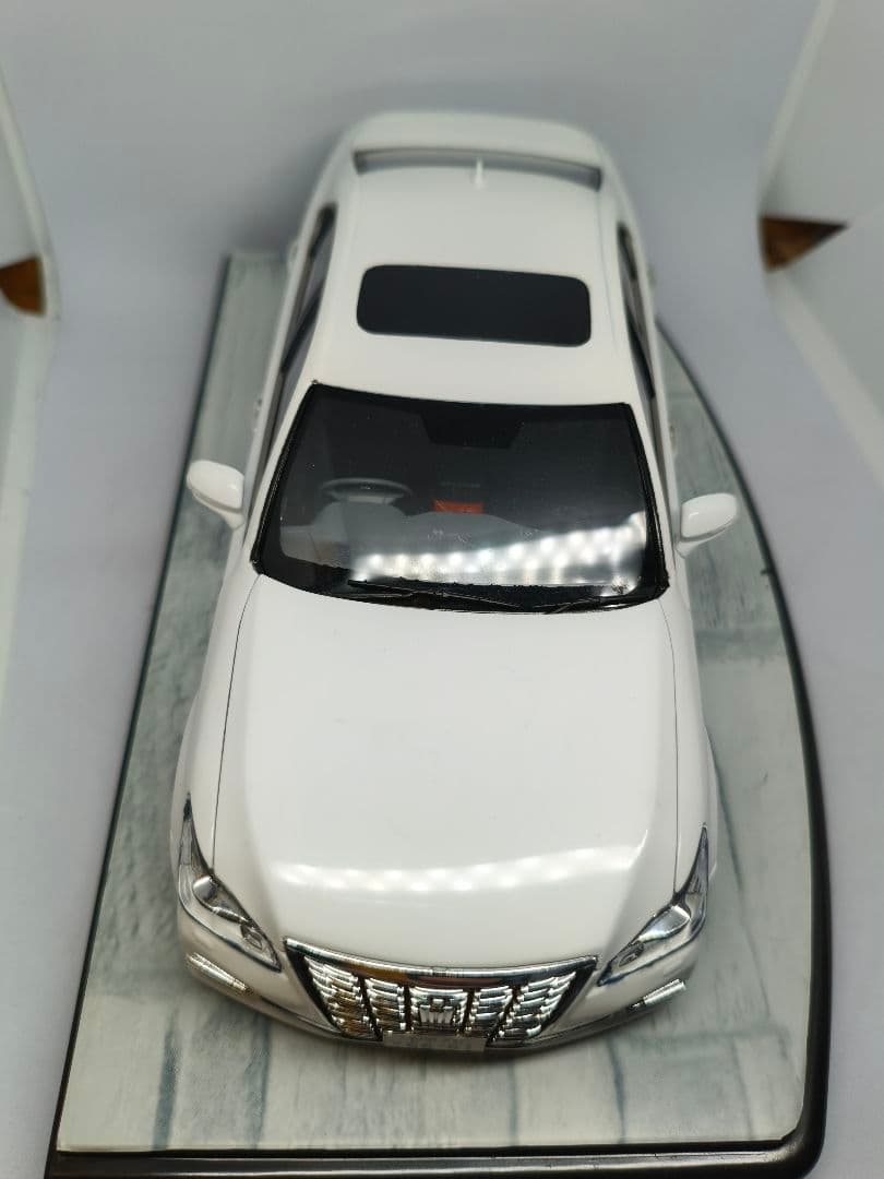 プラモデル　トヨタ　クラウンロイヤル　1/24　　完成品　VIP　シャコタン