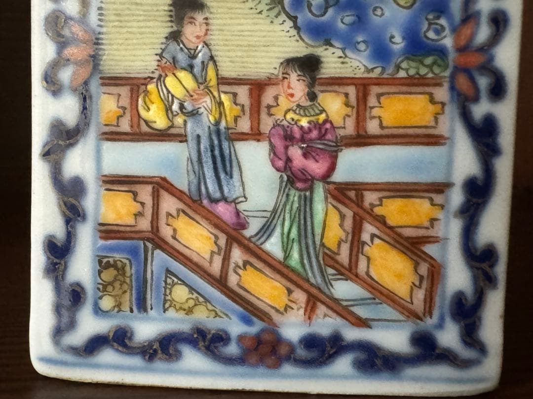 中国骨董　大清乾隆年製　在銘　粉彩　琺瑯彩　筆立て　人物物語絵付け(N-18)