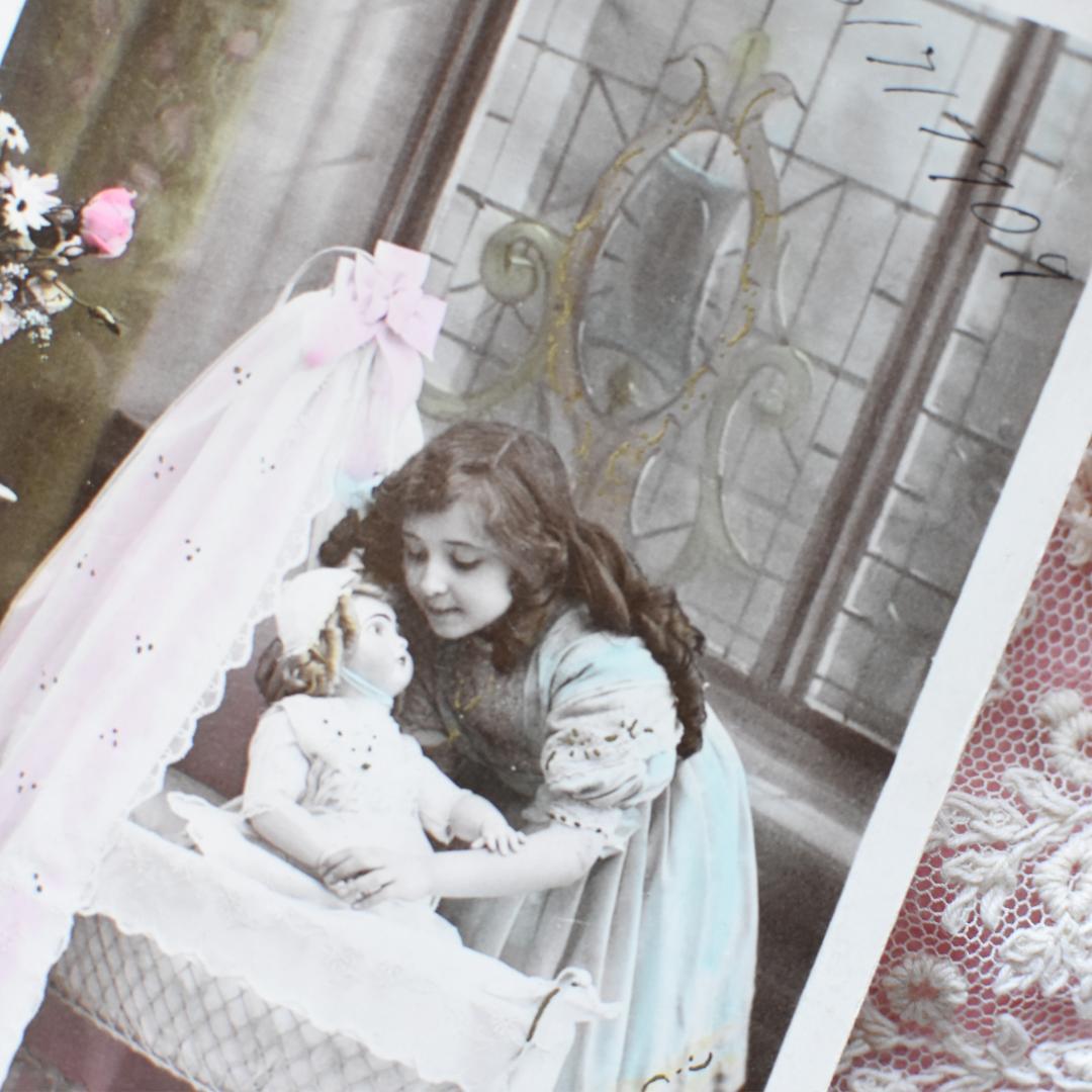 *アンティークポストカード　お人形を寝かしつける愛らしい少女*