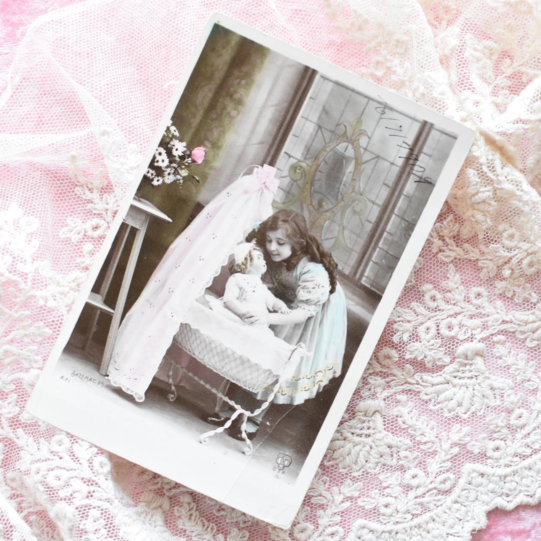 *アンティークポストカード　お人形を寝かしつける愛らしい少女*