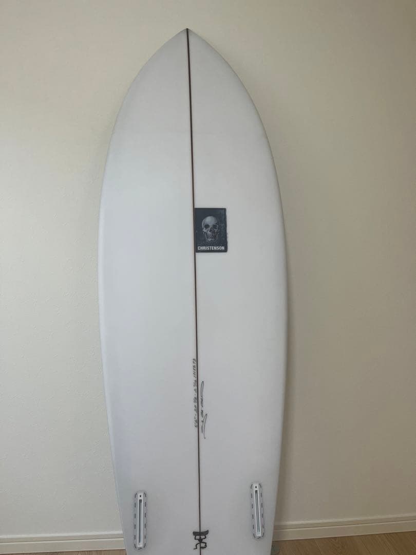ホワイトショートボード 5’6 スカルロゴ付き
