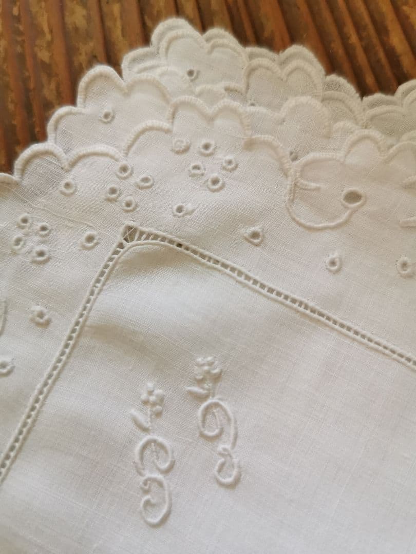 アンティークフランス 細やかなアイレット&スカラップ&花文字刺繍 リネンハンカチ