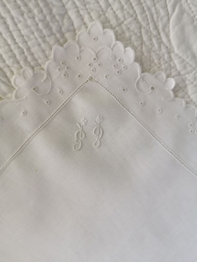 アンティークフランス 細やかなアイレット&スカラップ&花文字刺繍 リネンハンカチ