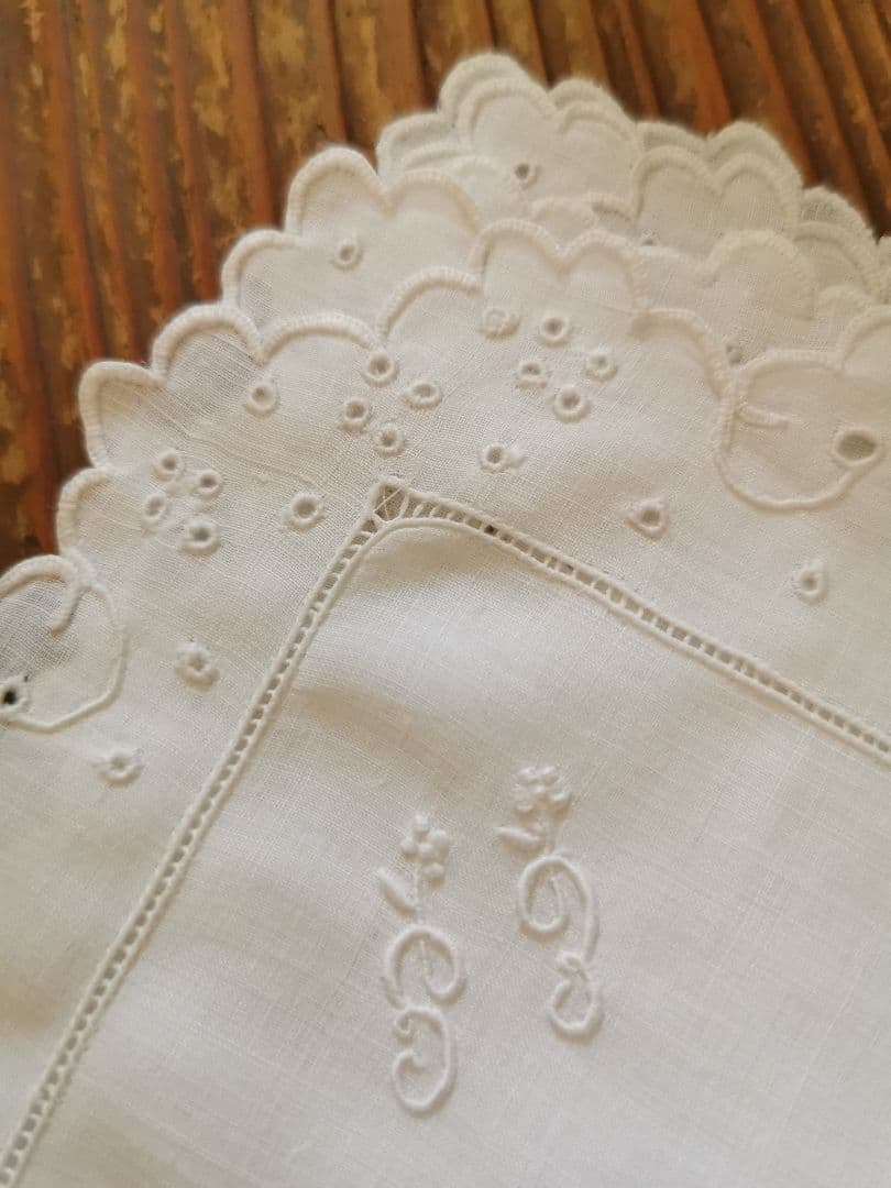 アンティークフランス 細やかなアイレット&スカラップ&花文字刺繍 リネンハンカチ