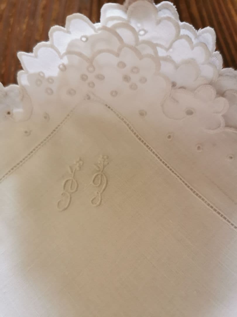 アンティークフランス 細やかなアイレット&スカラップ&花文字刺繍 リネンハンカチ