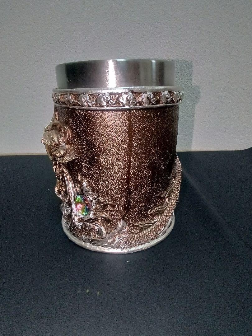ドラゴン彫刻の金属製マグカップ