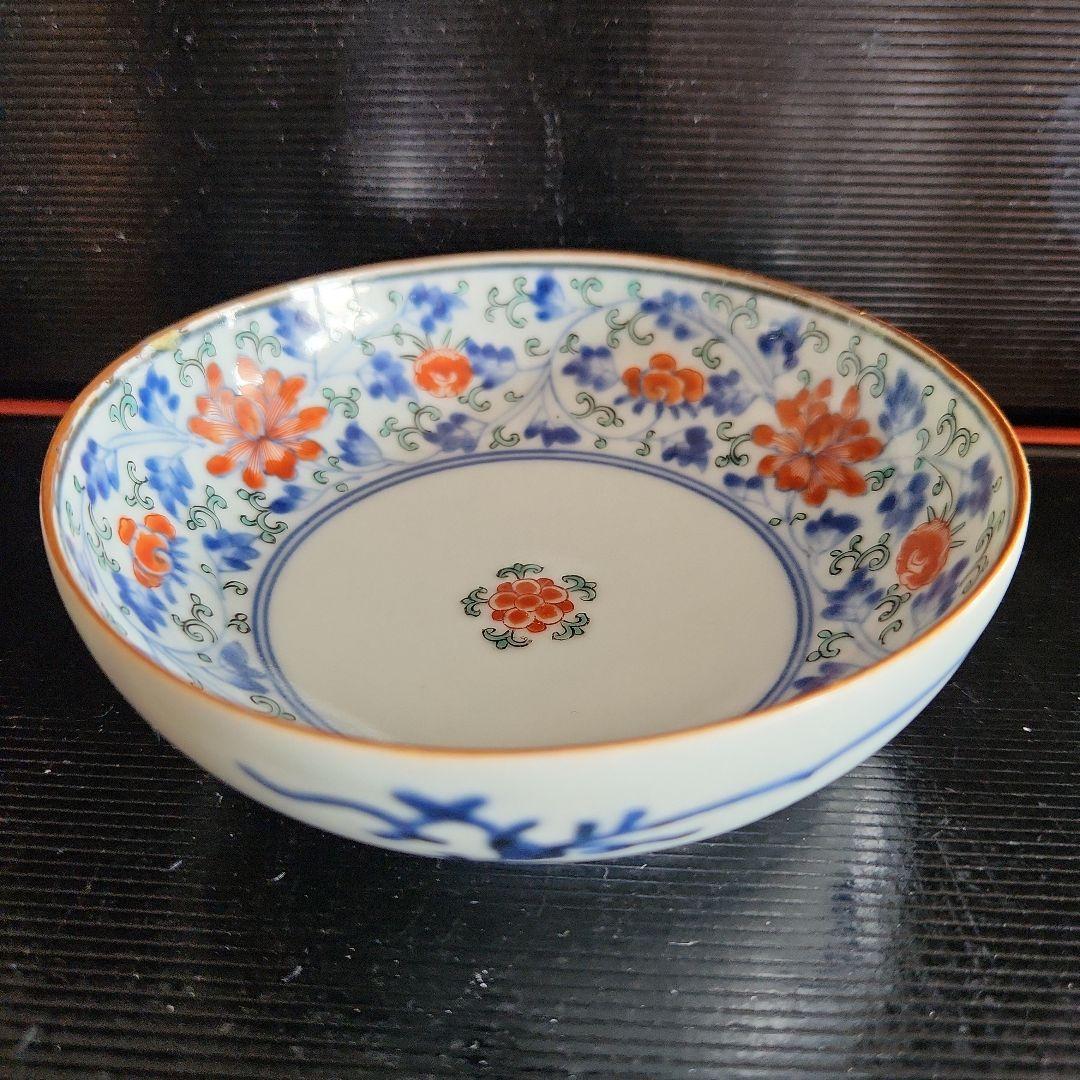 柿右衛門手の色絵花唐草文小皿