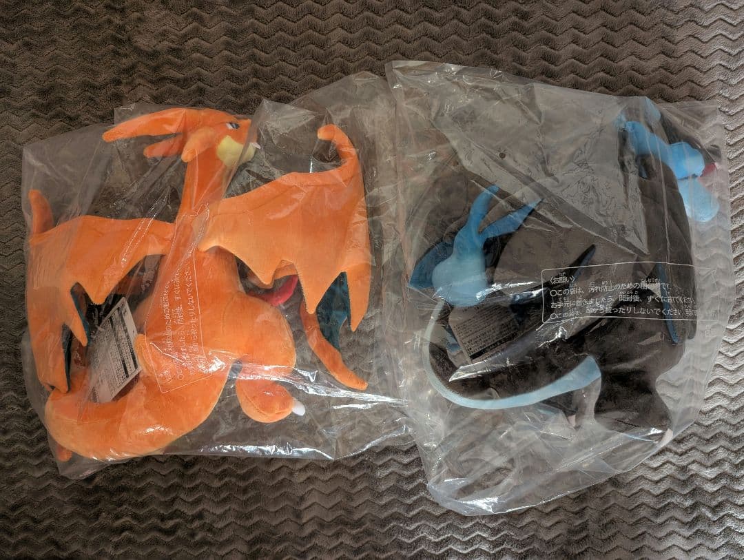 新品タグ付き　ぬいぐるみ メガリザードンＸ　メガリザードンＹ　ポケモンセンター