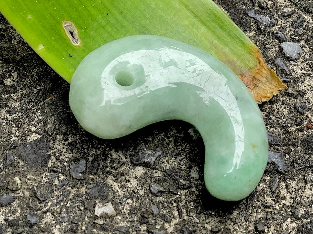 ✳ 自信の安価お値段‼️自信の品質‼️糸魚川翡翠勾玉*緑*人気の平塚古墳型　鑑別書付