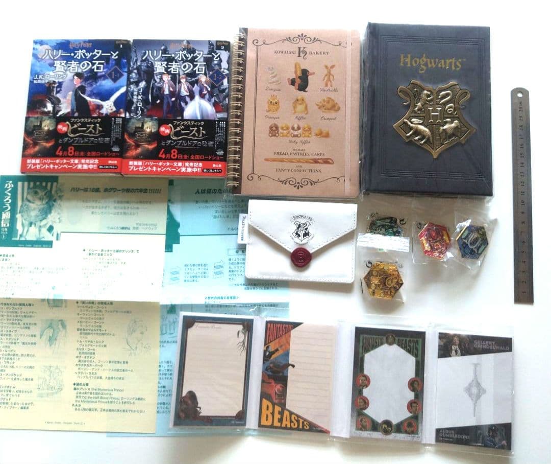 ハリーポッターまとめ売り。本、dvd、ノート、メモ、バッジ他 全巻セット