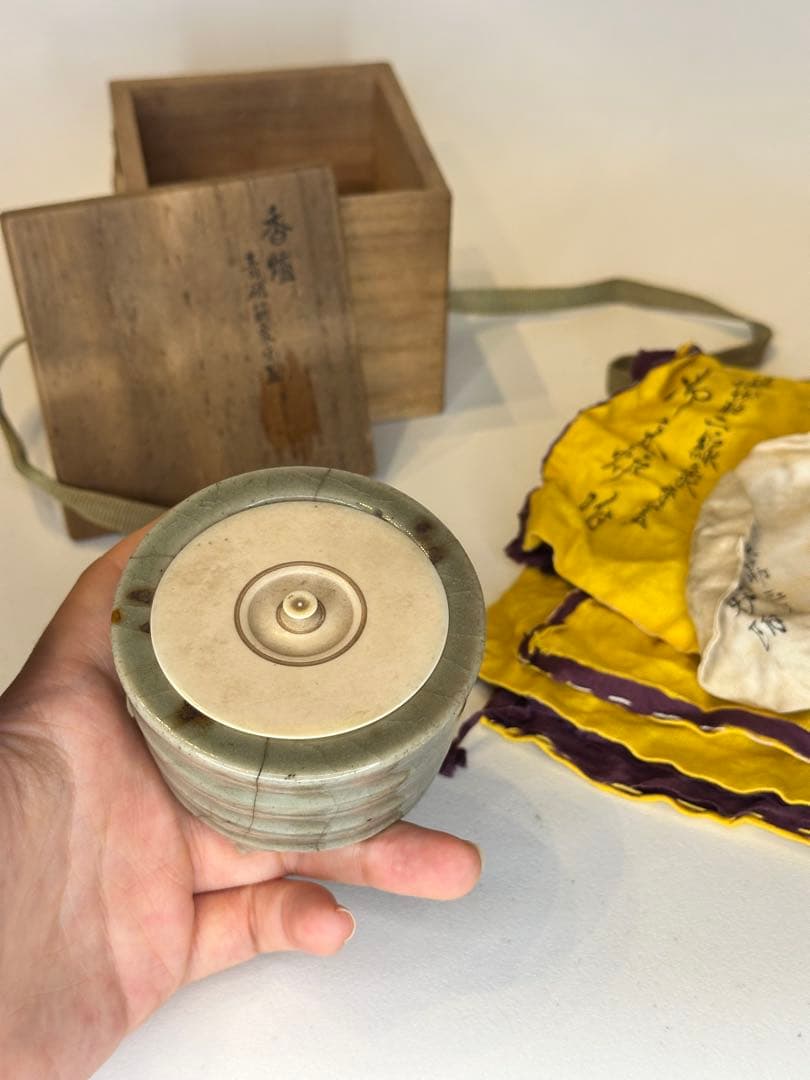 最終価格！青磁筋　三足香炉　共箱　古共布付　時代物　古美術　骨董品