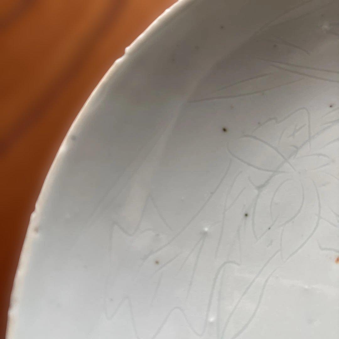 明時代古染め付け　 上手陰刻草花図約七寸皿